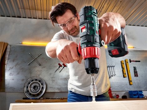 Trapano a percussione ricaricabile