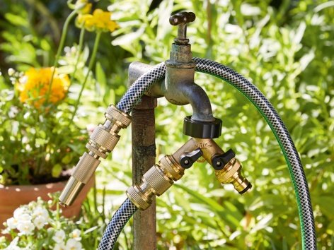 Innesti per l'irrigazione o distributore a due vie