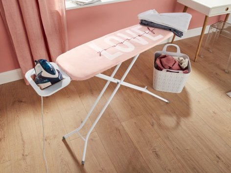 Asse da stiro con presa elettrica