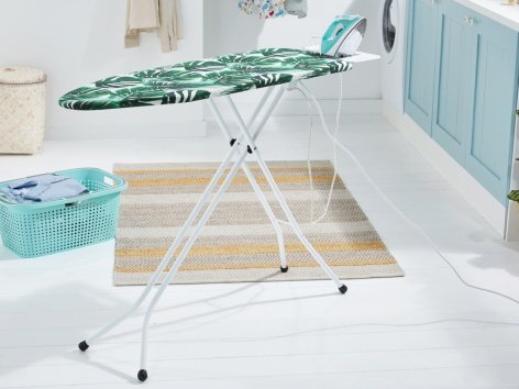 Asse da stiro con presa elettrica