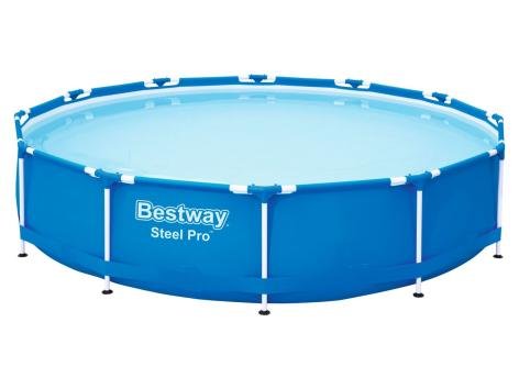 Piscina con struttura in metallo