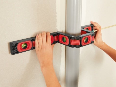 Cacciavite con portabit, sega manuale o livella flessibile