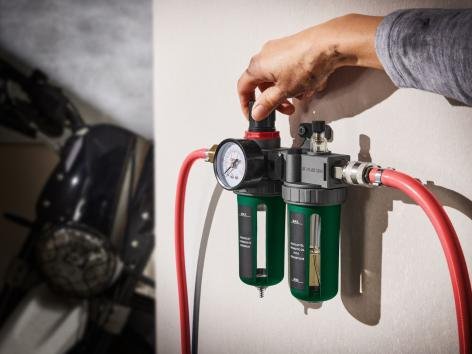 Tubo con avvolgicavo o unità di manutenzione per aria compressa