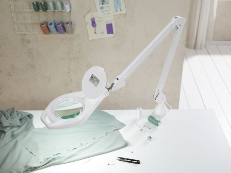 Lampada LED con lente d'ingrandimento