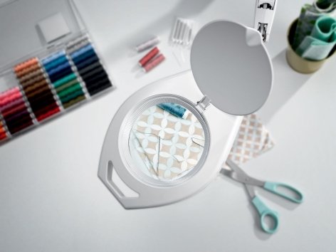 Lampada LED con lente d'ingrandimento