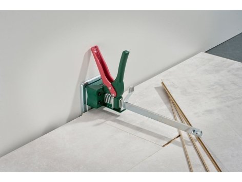 Attrezzo per sollevare e bloccare