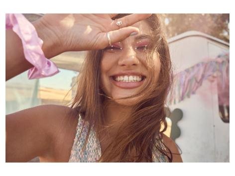 Ciocca colorata per capelli, strass per viso o smalto adesivo