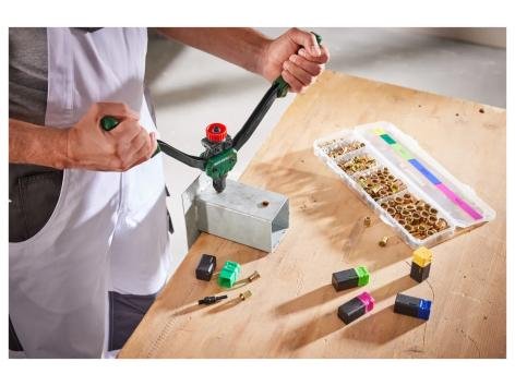 Pinza rivettatrice con accessori