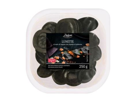 Lunette al nero di seppia con ripieno al salmone