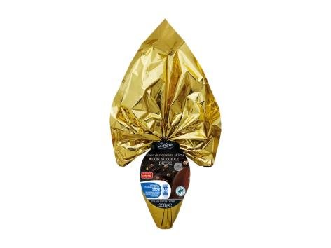 Uovo di cioccolato al latte con nocciole intere