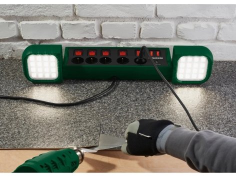 Lampada da lavoro a LED con presa multipla