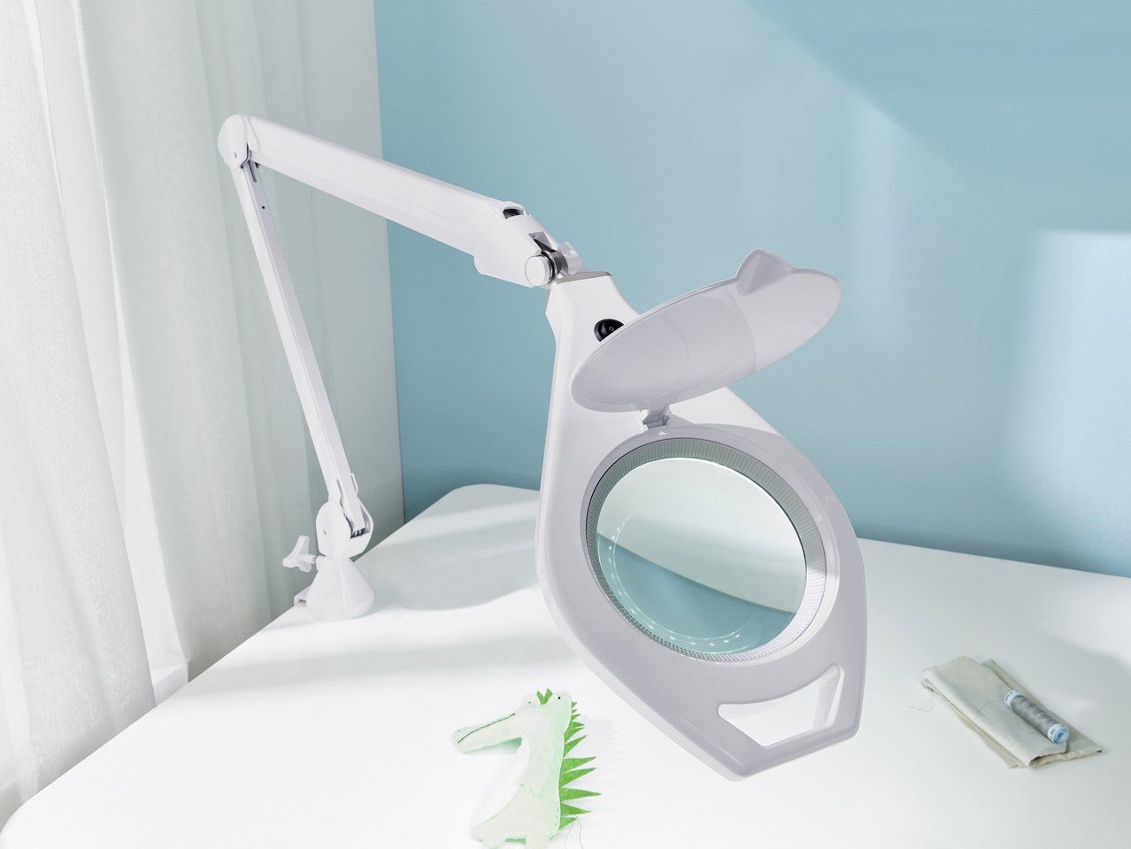 Lampada LED con lente d'ingrandimento