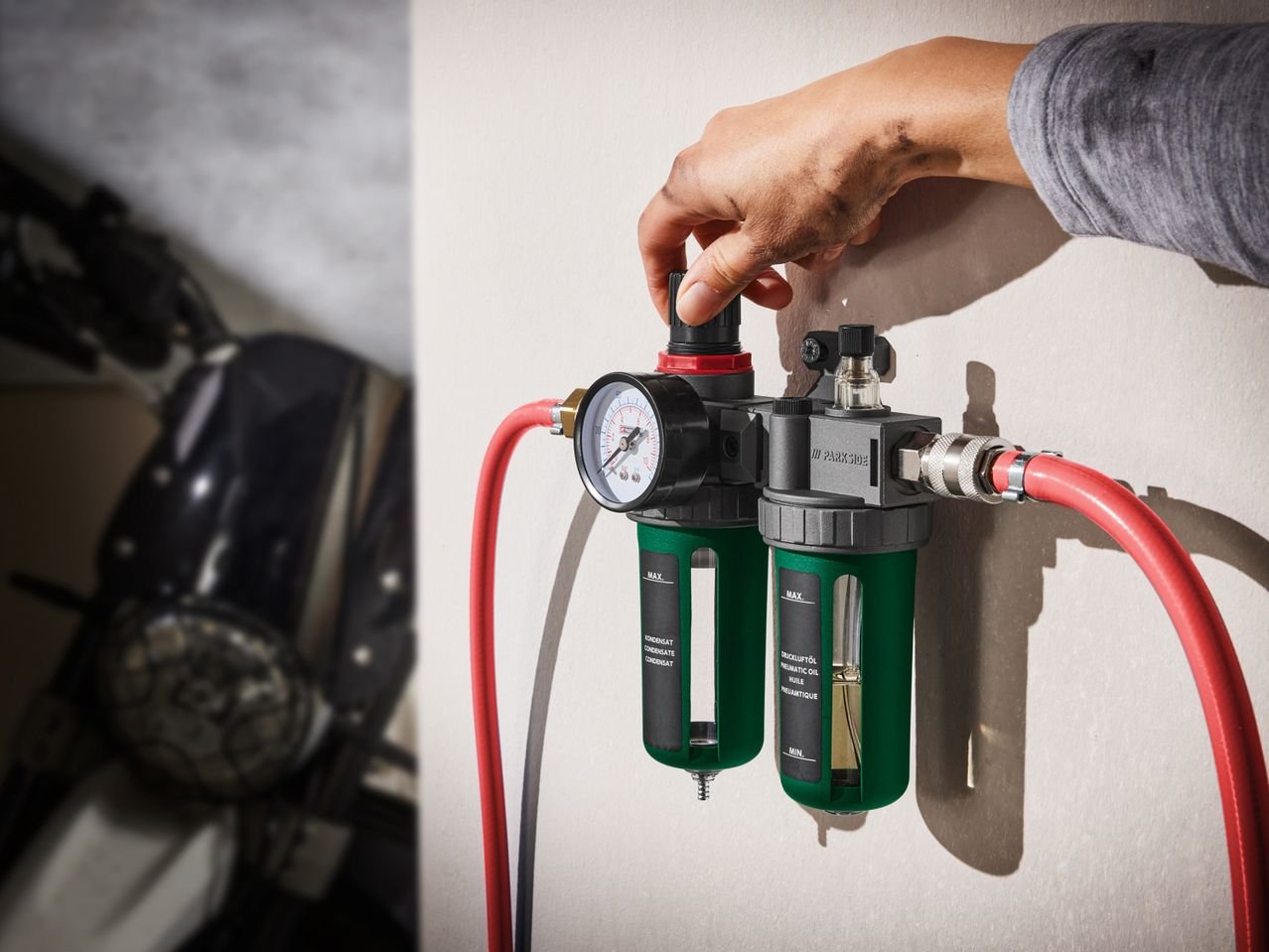 Tubo con avvolgicavo o unità di manutenzione per aria compressa