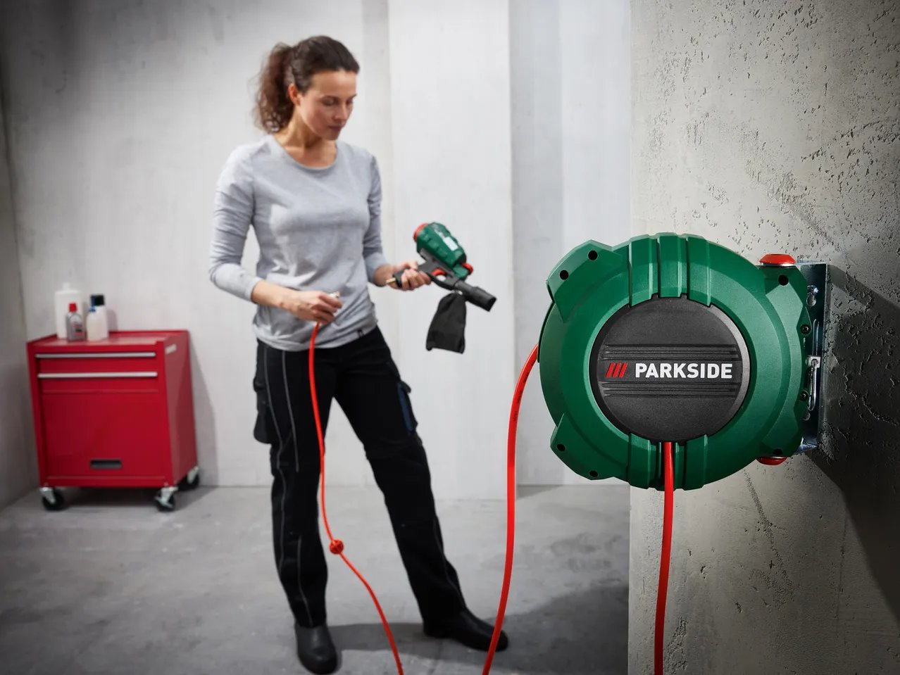 Tubo con avvolgicavo o unità di manutenzione per aria compressa