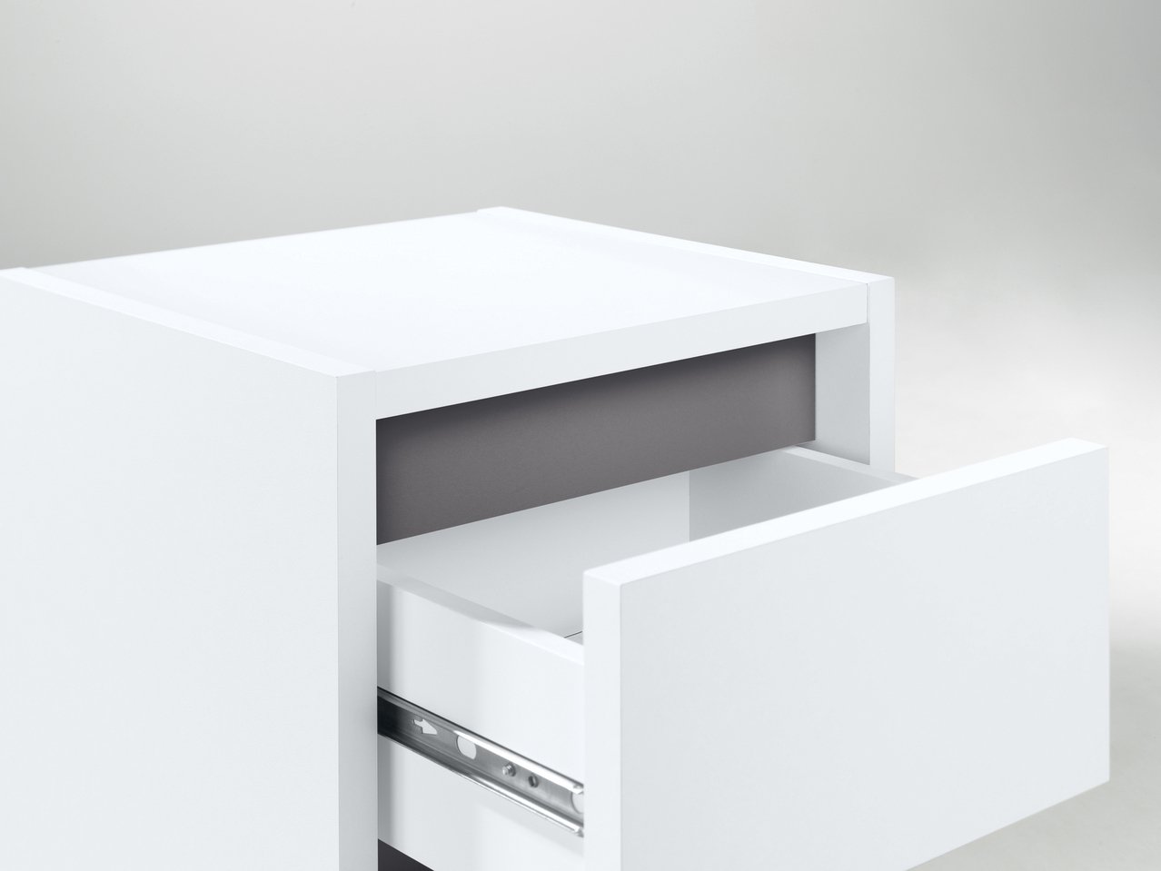 Mobiletto da bagno con cesto portabiancheria