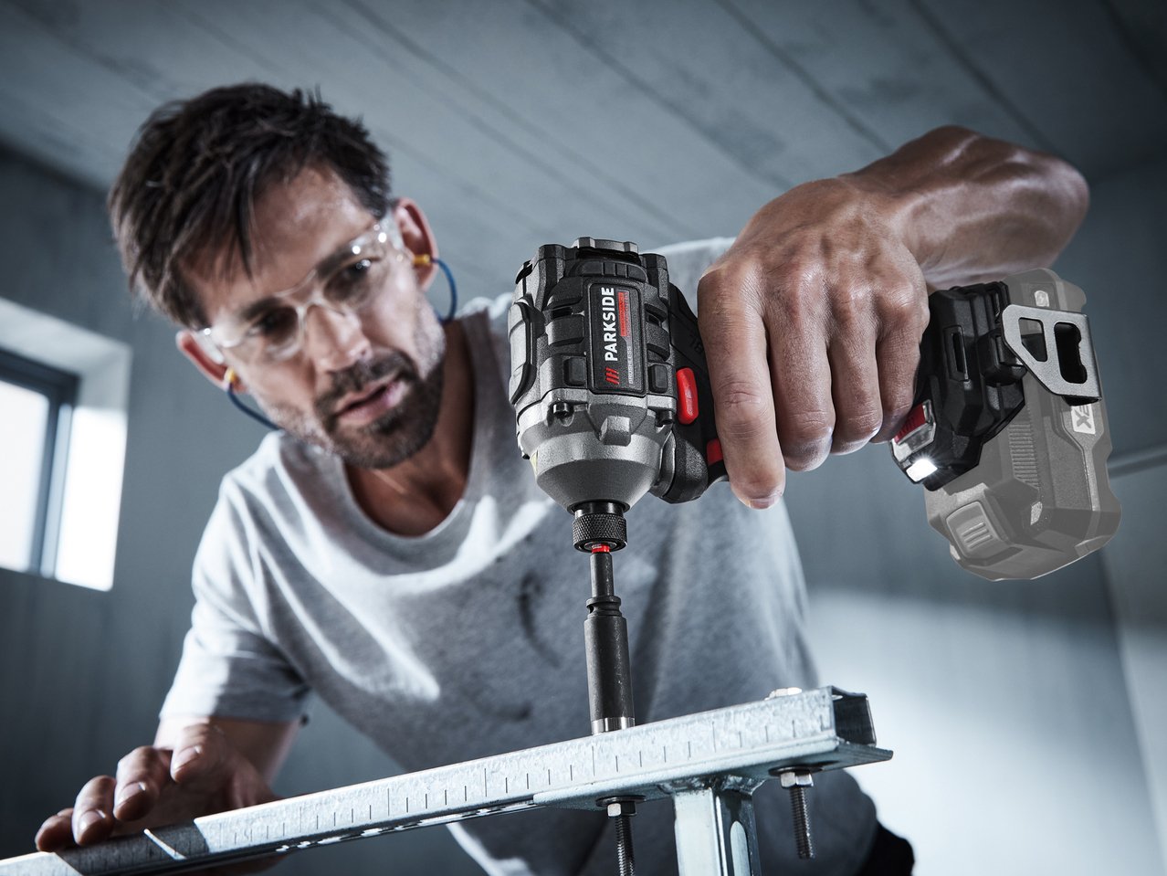 Avvitatore a percussione ricaricabile