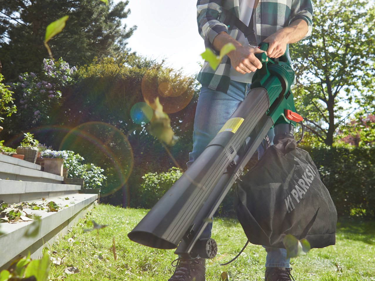 Soffiatore, aspiratore, trituratore per foglie
