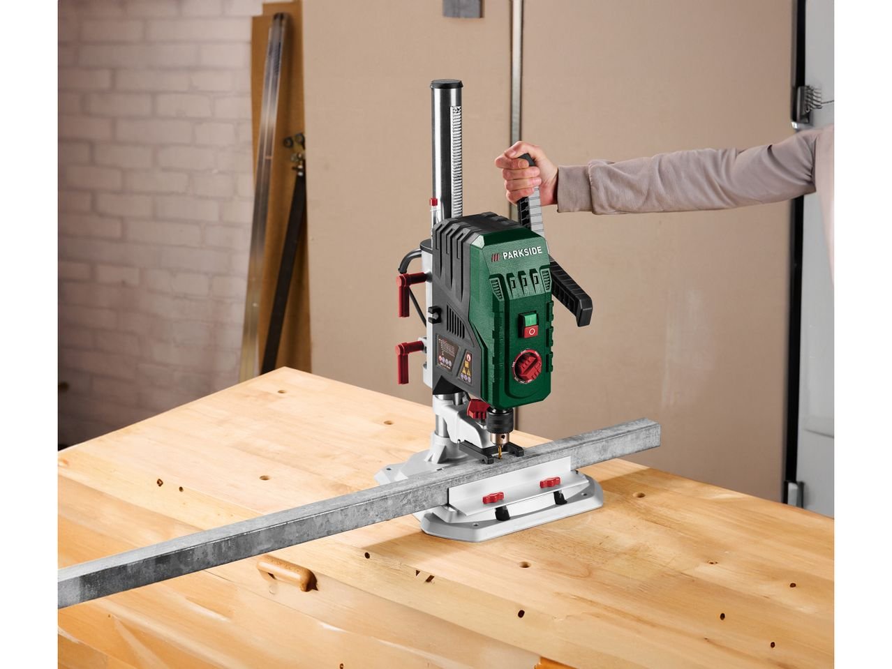 Trapano a colonna con regolazione elettronica del numero di giri