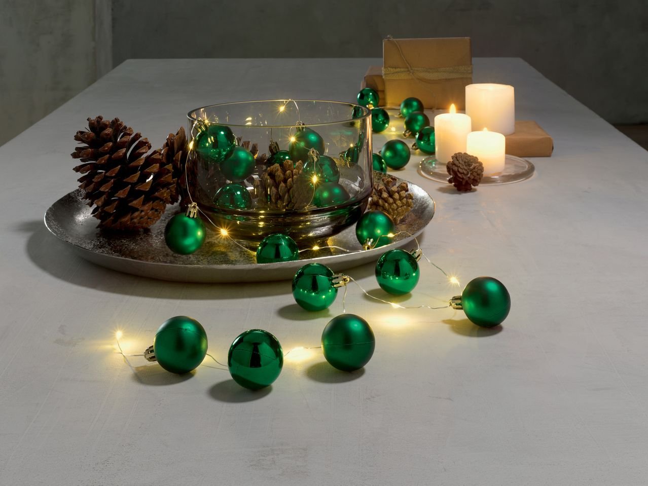 Catena luminosa LED con palline natalizie