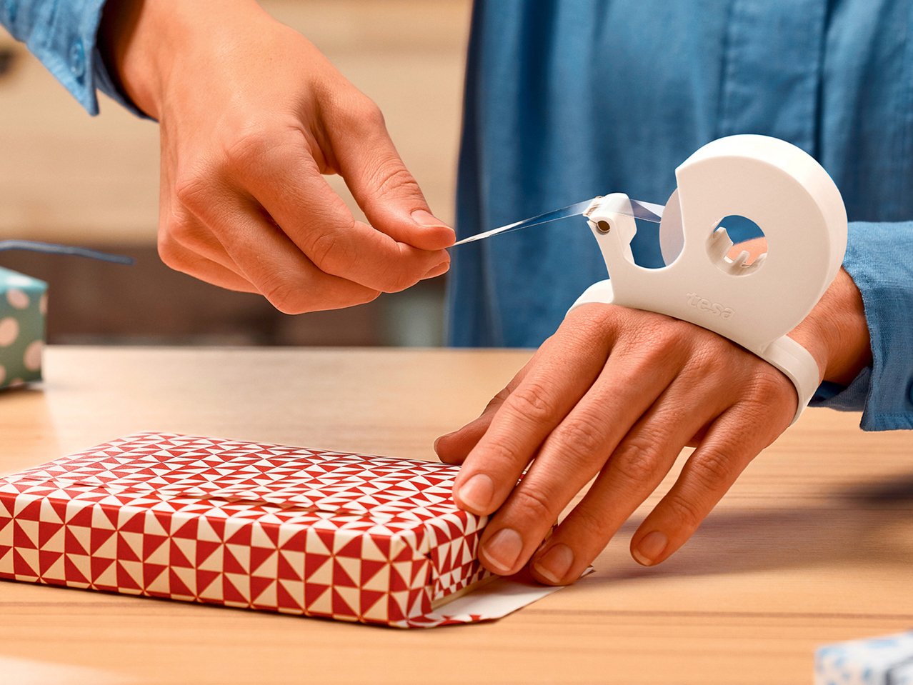 Dispenser nastro adesivo da mano