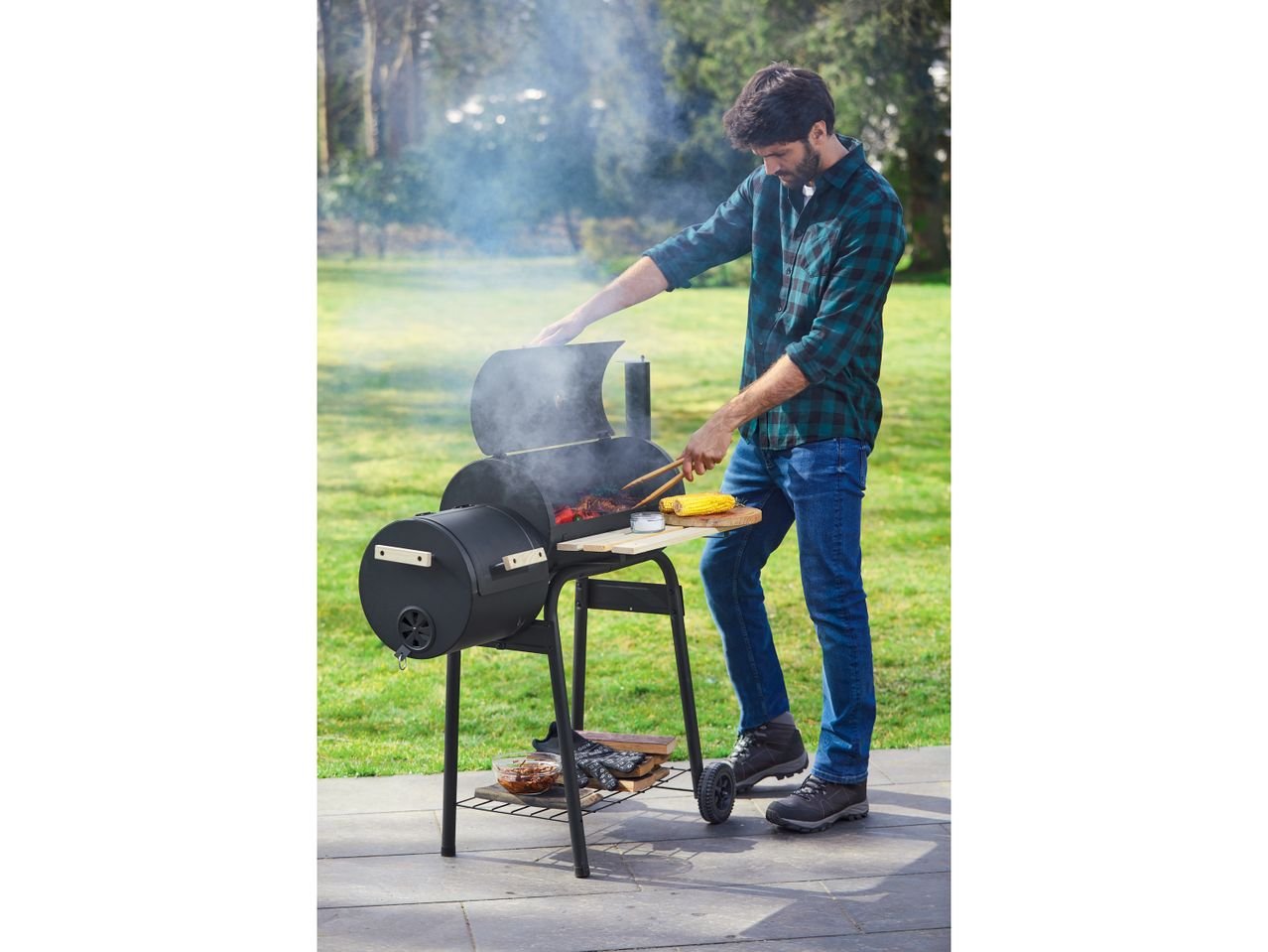 Barbecue affumicatore a carbonella