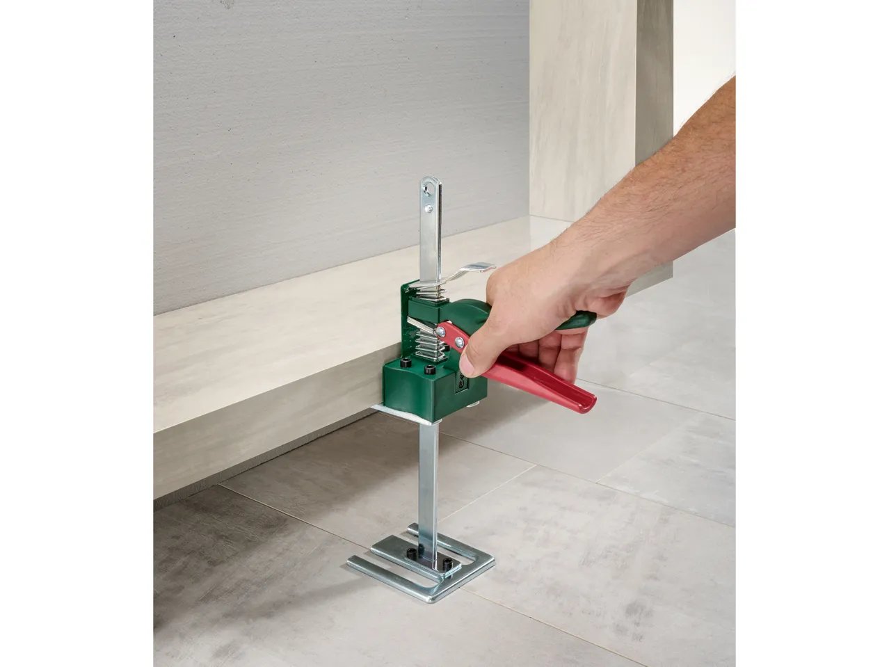 Attrezzo per sollevare e bloccare