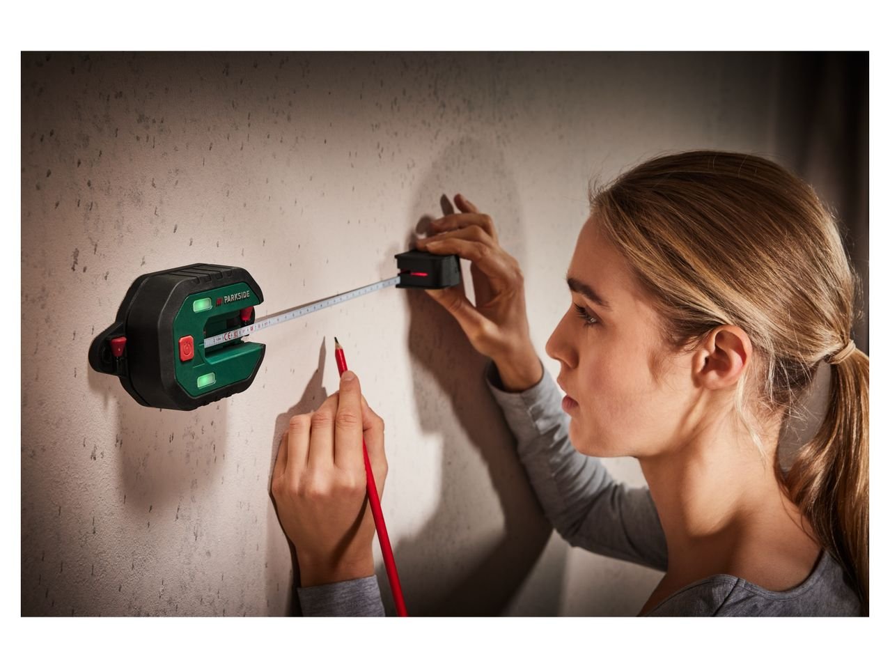 Livella laser con metro di misurazione