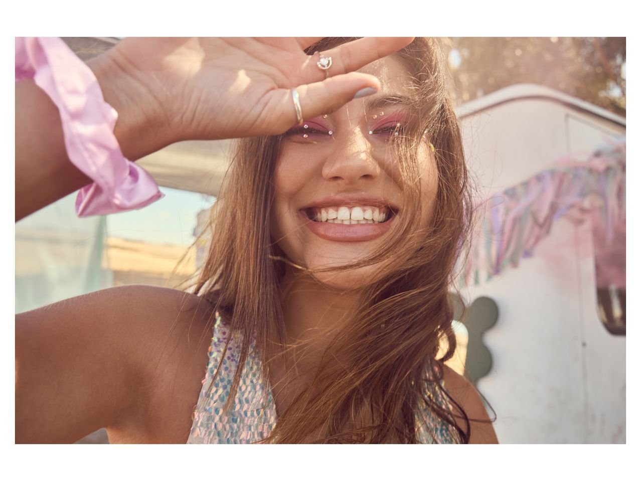 Ciocca colorata per capelli, strass per viso o smalto adesivo