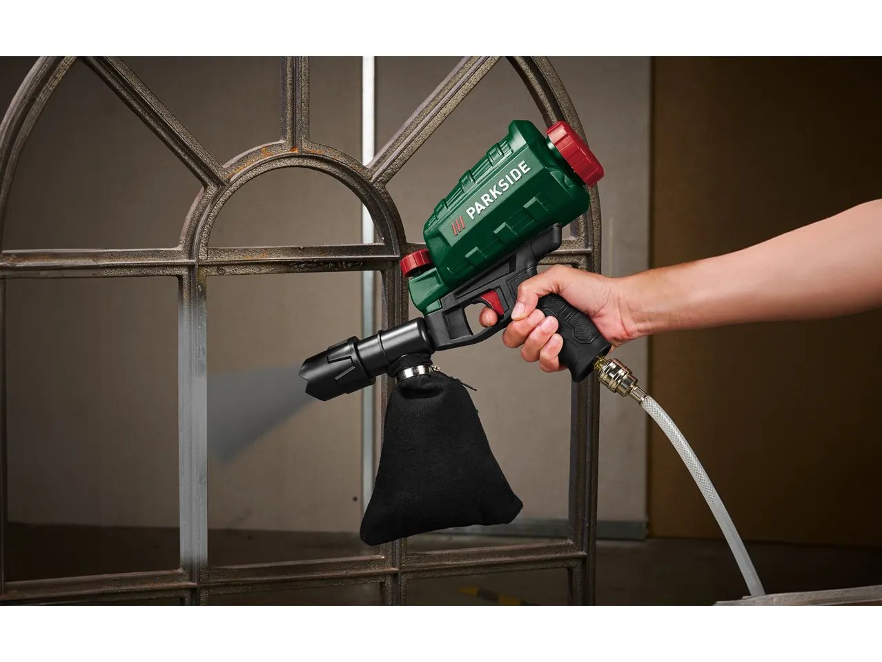 Pistola sabbiatrice o a spruzzo ad aria compressa