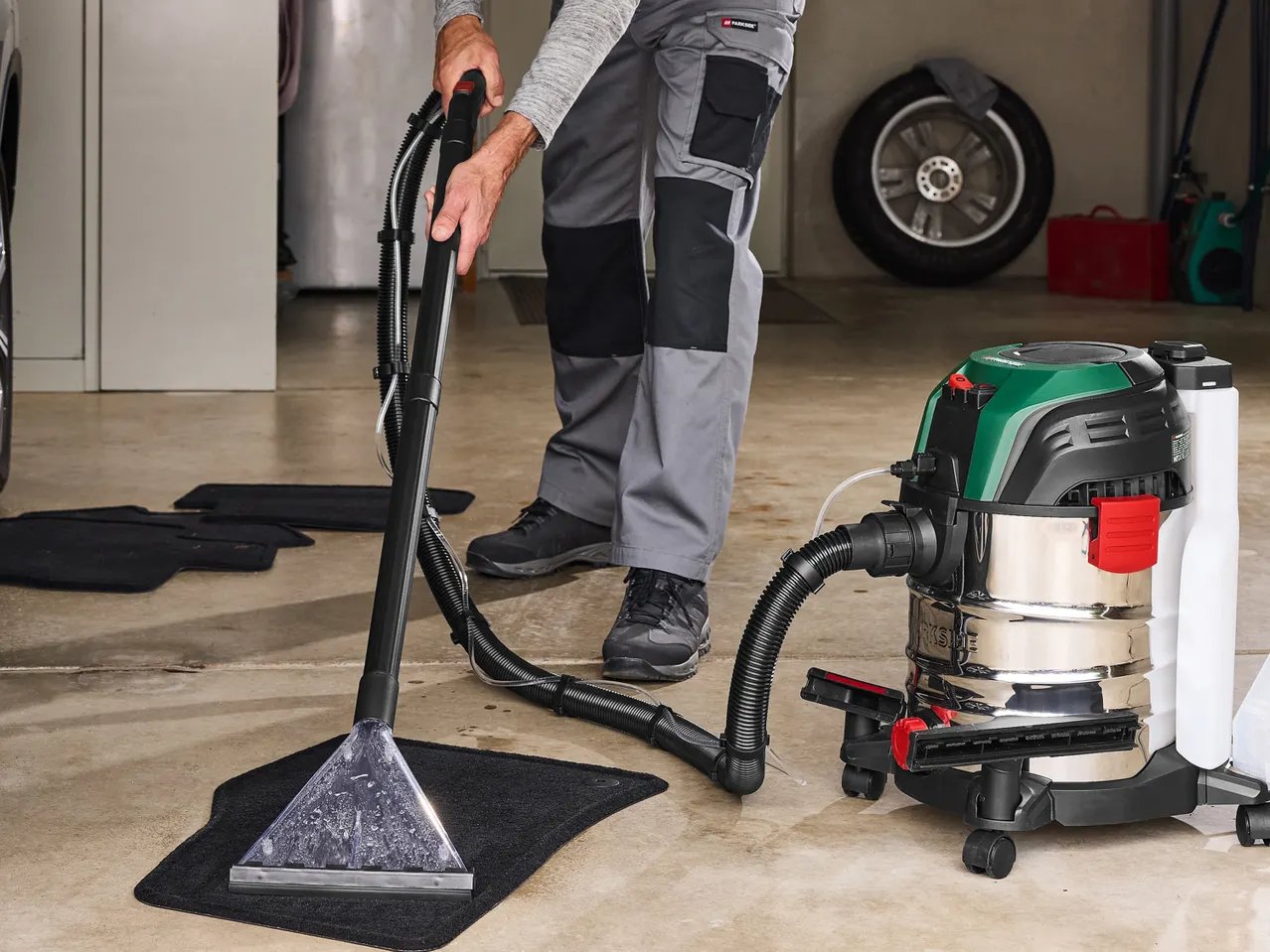 Aspirapolvere lavapavimenti con funzione spruzzante