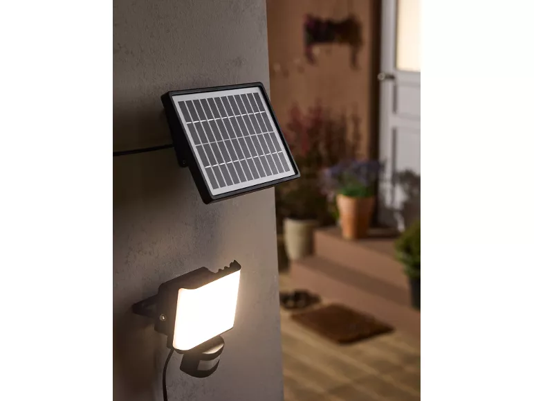 Faro LED ad energia solare con sensore di movimento