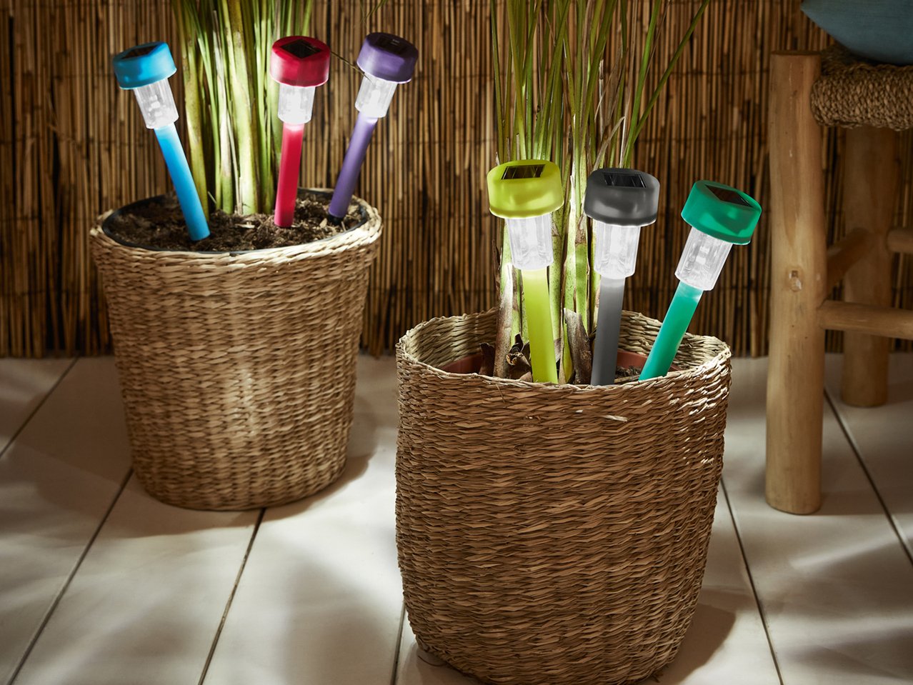 Lampada LED ad energia solare con picchetto