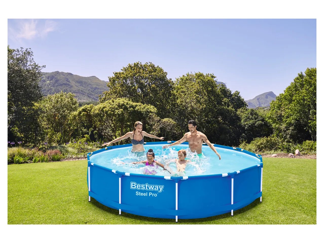 Piscina con struttura in metallo