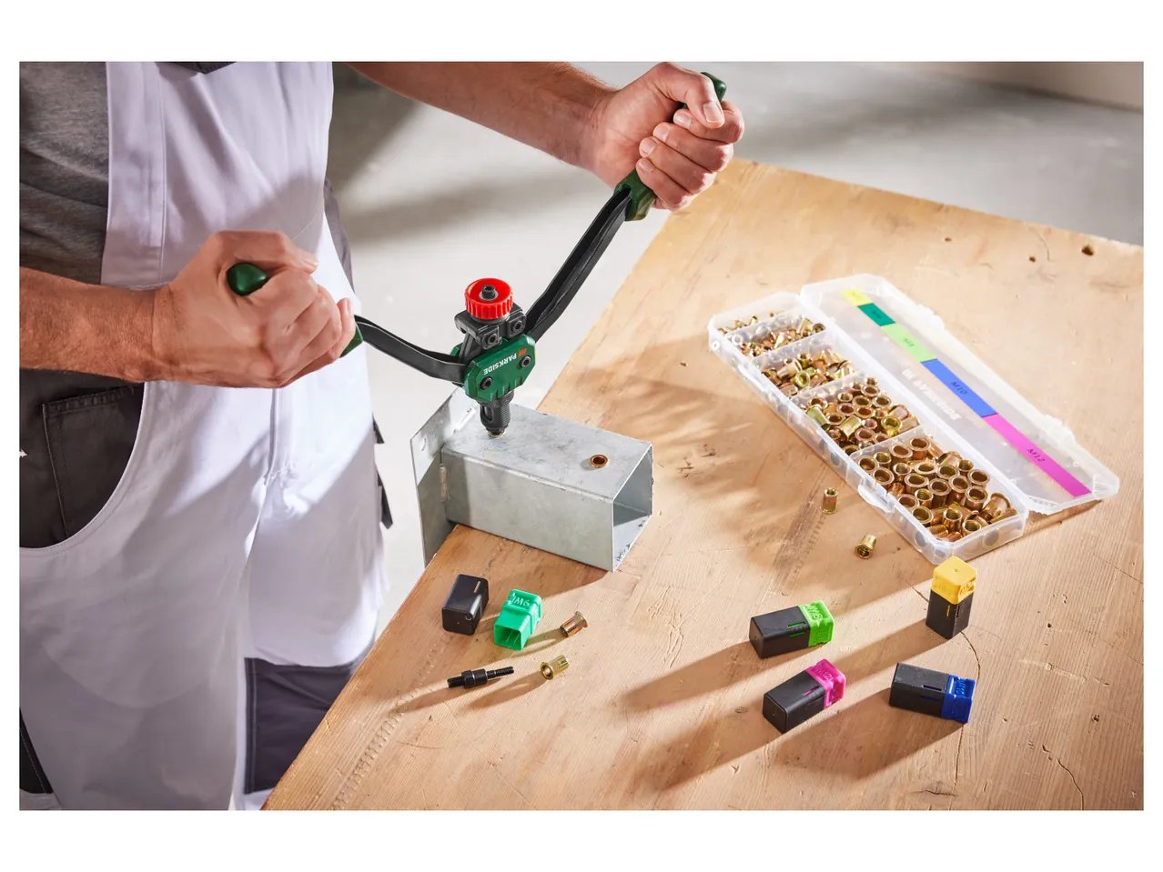 Pinza rivettatrice con accessori