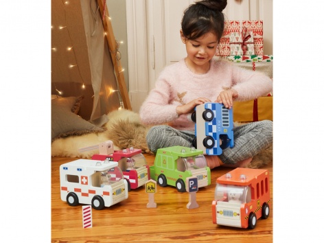 Veicolo in legno con personaggi