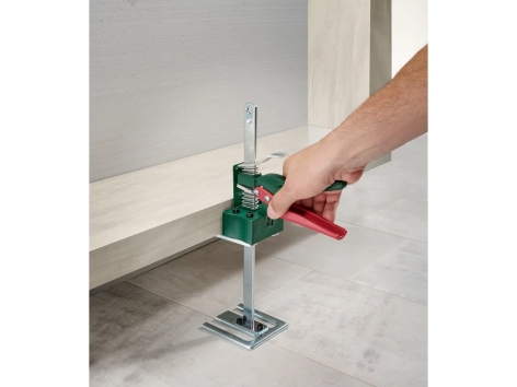 Attrezzo per sollevare e bloccare