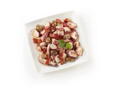 Insalata totano, polpo, pomodorini e olive