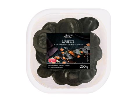 Lunette al nero di seppia con ripieno al salmone