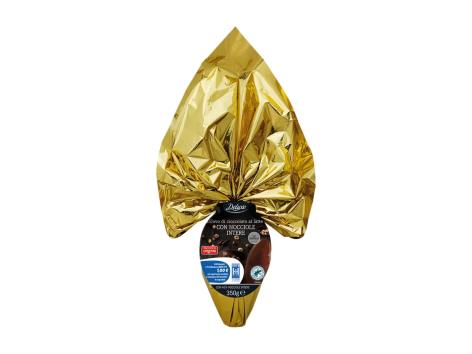 Uovo di cioccolato al latte con nocciole intere