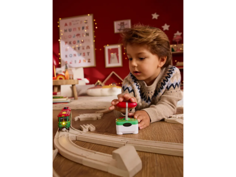 Veicolo telecomandato per pista in legno