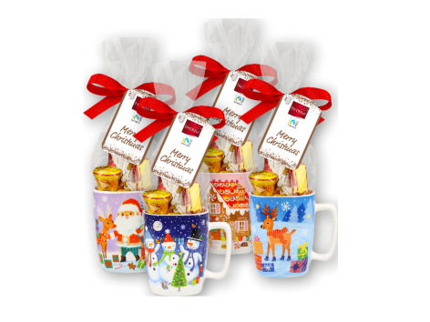 Tazza di Natale con cioccolato e caramelle