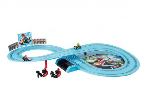 Pista con macchinine telecomandate