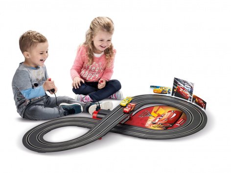 Pista con macchinine telecomandate