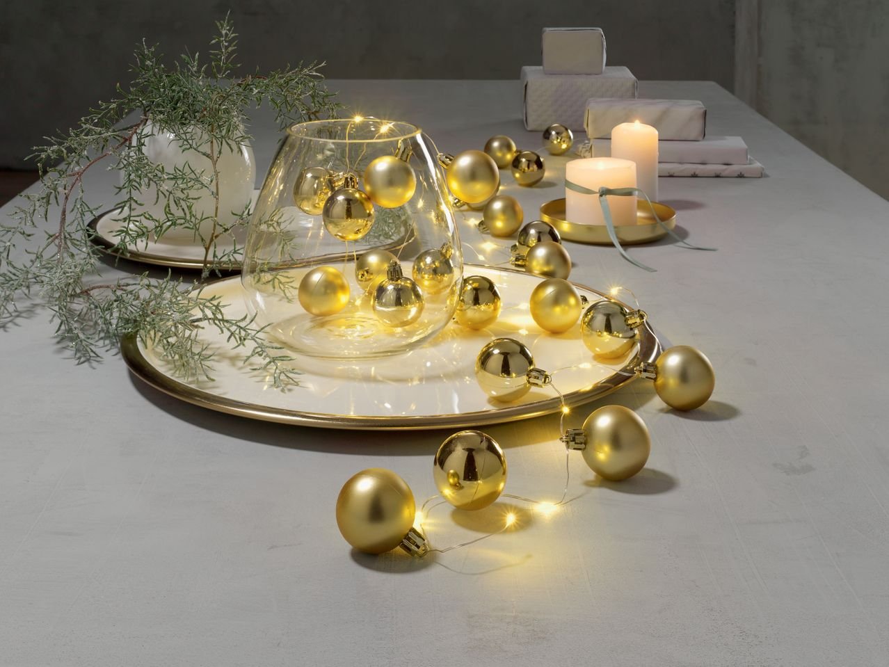 Catena luminosa LED con palline natalizie