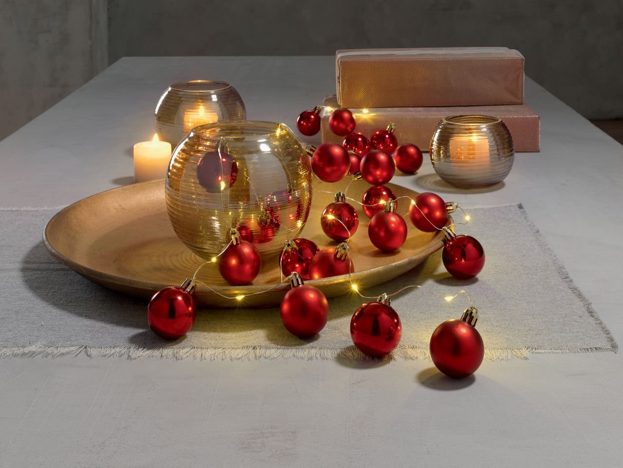 Catena luminosa LED con palline natalizie