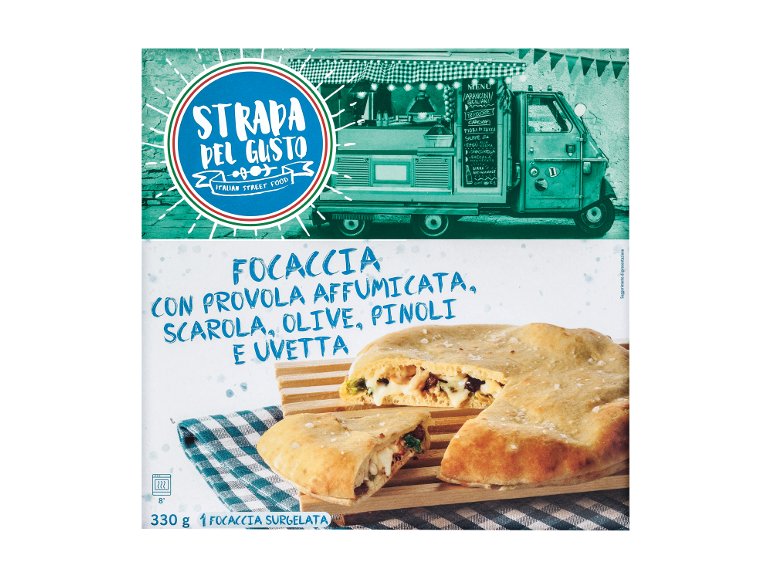Focaccia con provolone affumicato, indivia, olive e pinoli