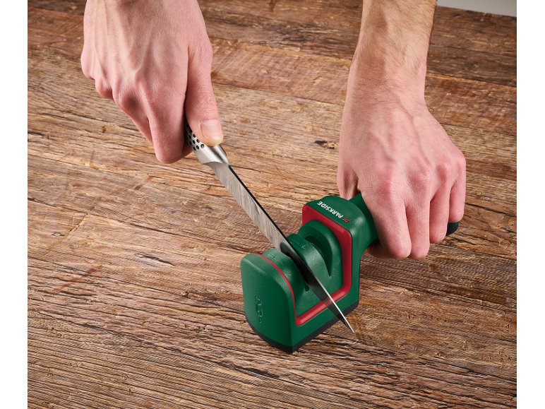 Coltello o affilatore per coltelli e asce