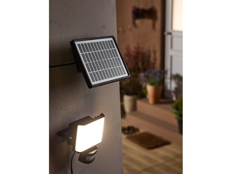 Faro LED ad energia solare con sensore di movimento